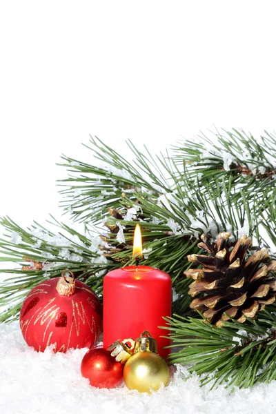 Weihnachtskomposition mit brennender Kerze und Dekoration — Stockfoto