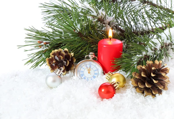 Arreglo de Navidad con relojes de bolsillo y una vela ardiente — Zdjęcie stockowe