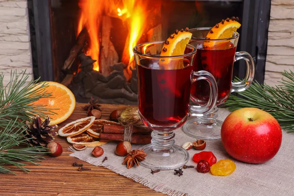 Christmas mulled wine - two glasses on the background of a burni — Stock Photo, Image