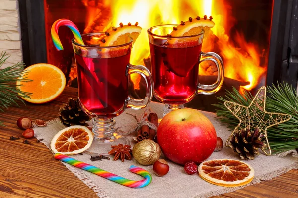 Christmas mulled wine - two glasses on the background of a burni — Stock Photo, Image