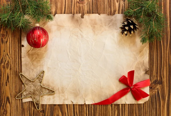 Boże Narodzenie dekoracje na stary arkusz papieru z tyłu drewniane Zdjęcie Stockowe