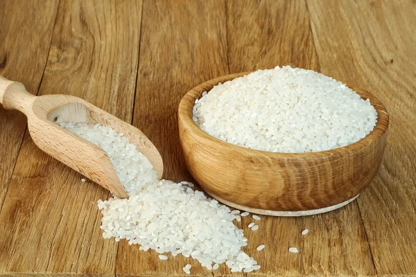 Camolino de arroz em uma tigela de madeira — Fotografia de Stock