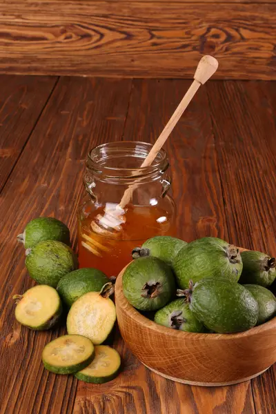 Feijoa fruit en Bank van honing op een tafel — Stockfoto