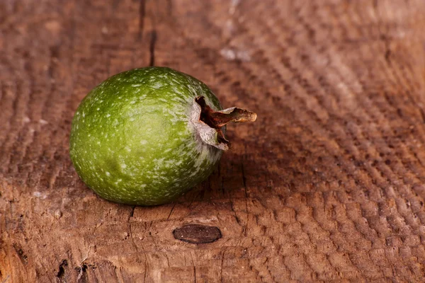 Fruta Feijoa em um fundo de madeira — Fotografia de Stock