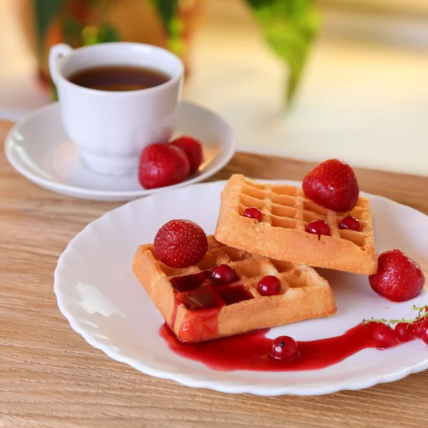 Waffles com morangos frescos e groselhas, engarrafamento de baga e um cu — Fotografia de Stock