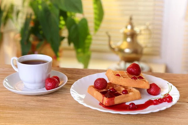 Gofres con fresas frescas y grosellas, mermelada de bayas y un cu — Foto de Stock