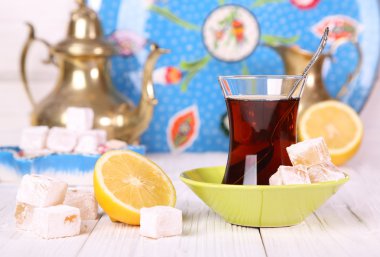 Türk lokumu ve beyaz bir tablo üzerinde limon ile çay