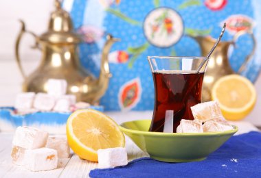 Türk lokumu ve limon ile çay