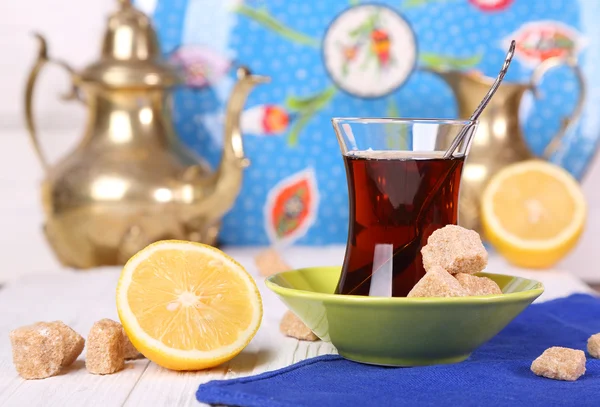Turecký čaj s třtinovým cukrem a citronem — Stock fotografie