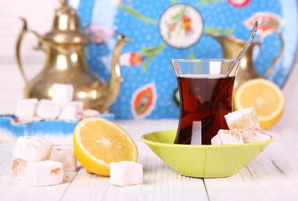 Te med Turkish Delight och citron på ett vitt bord — Stockfoto