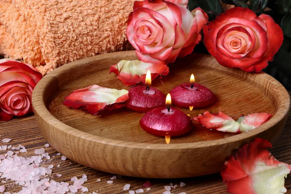 Conceito de spa com rosas, sal rosa e velas que flutuam em wate — Fotografia de Stock