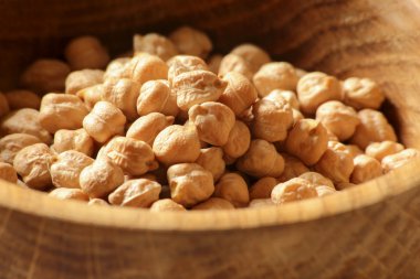 Ahşap bir kapta nohut yakın çekim