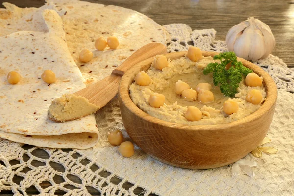 Hummus with pita bread and garlic — Stock Photo, Image