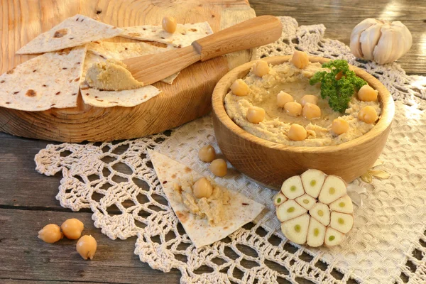 Hummus with pita bread and garlic — Stock Photo, Image
