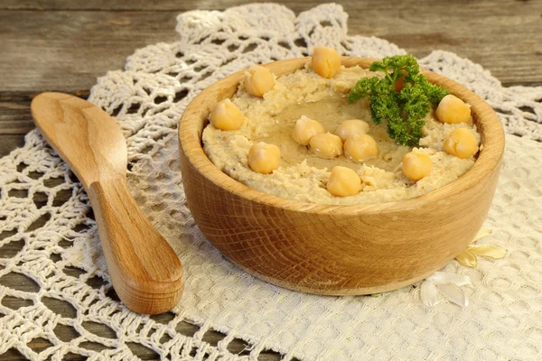 Hummus in einer hölzernen Schüssel — Stockfoto