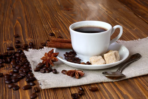 Tasse de café avec sucre de canne et cannelle — Photo