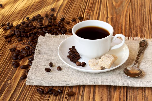 Secangkir kopi dengan gula tebu — Stok Foto