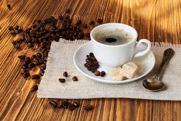 Secangkir kopi dengan gula tebu — Stok Foto