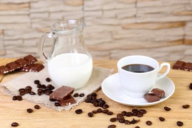 Çikolata ve krema ile siyah kahve 