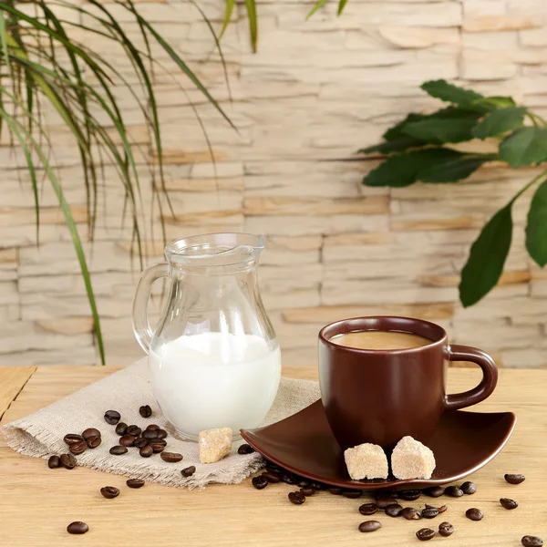 Eine Tasse Kaffee mit Sahne und Kännchencreme auf einem Holztisch — Stockfoto