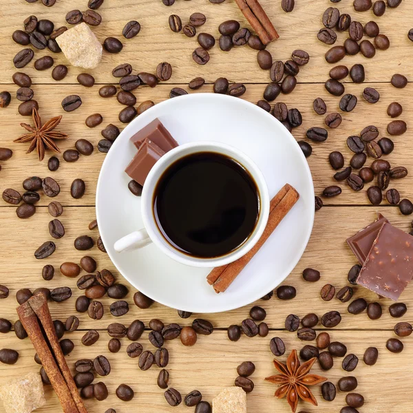 Secangkir kopi, coklat, gula, rempah-rempah dan biji kopi di wo — Stok Foto