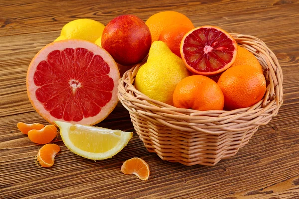 Εσπεριδοειδή - τα πορτοκάλια, τα λεμόνια, μανταρίνια, γκρέιπφρουτ — Φωτογραφία Αρχείου