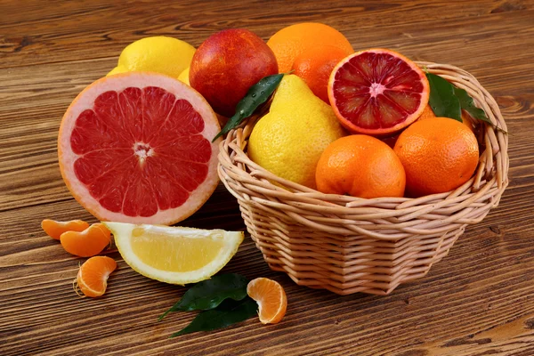 Εσπεριδοειδή - τα πορτοκάλια, τα λεμόνια, μανταρίνια, γκρέιπφρουτ — Φωτογραφία Αρχείου
