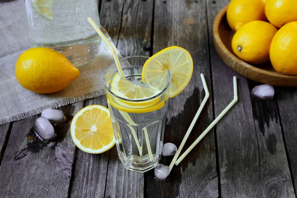 Saydam bir cam ve ahşap bir masa üzerinde limon limonata Stok Fotoğraf