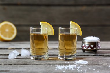 Bardak tekila limon ve tuz 