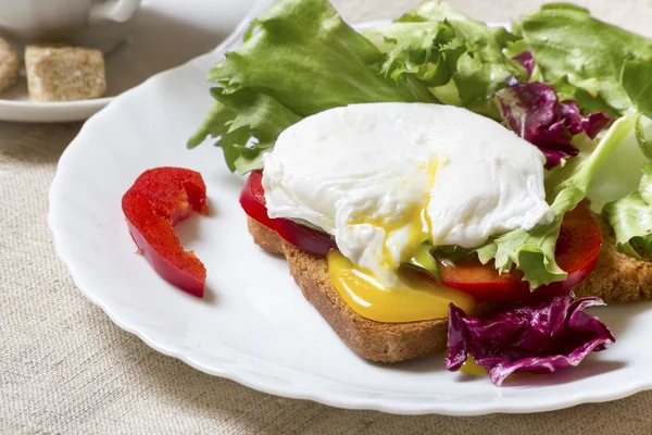 Frukost - pocherat ägg, rostat bröd och sallad — Stockfoto