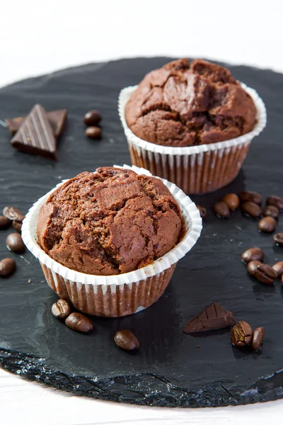Chocolade muffins op een zwarte dienblad — Stockfoto