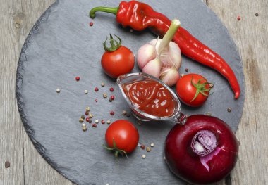 Ketçap acılı bir bardak et suyu tekne ve bileşenlerin bir bla üzerinde