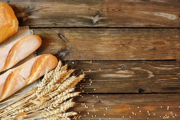 パンと木の背景にライ麦の熟した耳 — ストック写真