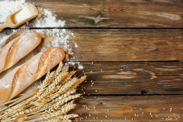 パン、ライ麦と木製の背景上に小麦粉の熟した耳 — ストック写真