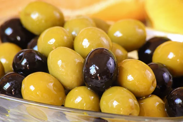 Green and black olives — Stock Photo, Image