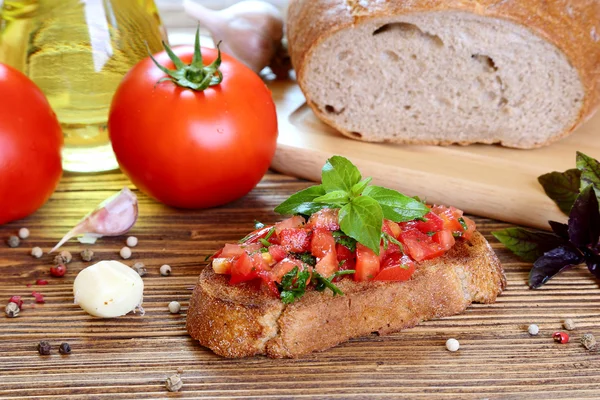 Domates, sarımsak ve fesleğenli bruschetta. — Stok fotoğraf