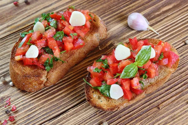 Bruschetta com tomate, alho e manjericão — Fotografia de Stock