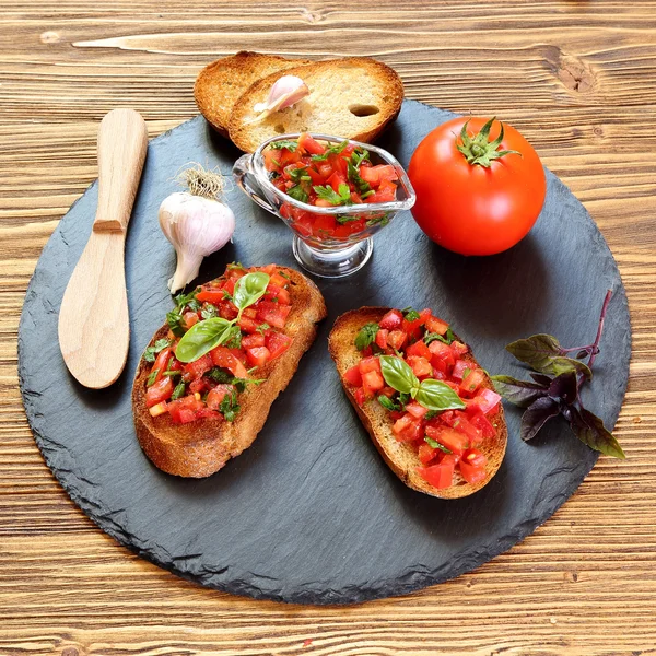 Domates, sarımsak ve fesleğenli bruschetta. — Stok fotoğraf