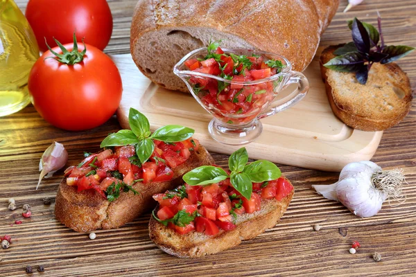 Domates, sarımsak ve fesleğenli bruschetta. Stok Fotoğraf