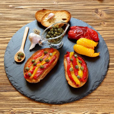 Bruschetta kızarmış biber ve Kapari