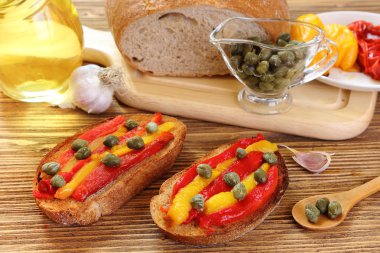 Bruschetta kızarmış biber ve Kapari