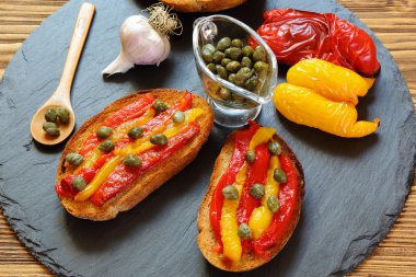 Bruschetta kızarmış biber ve Kapari
