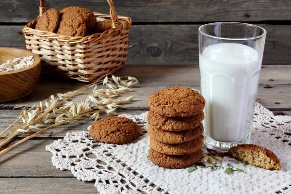 Biscoitos de aveia e leite — Fotografia de Stock