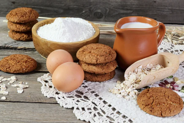 Biscoitos de aveia e ingredientes para a sua preparação — Fotografia de Stock