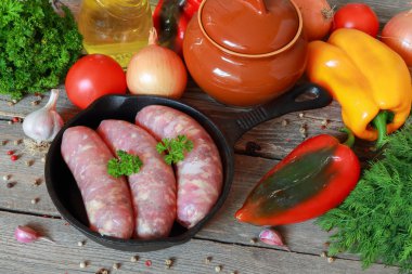 Çiğ et sosis dökme demir tavada