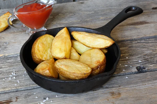 Baked potato in village in a cast iron frying pan — Stock Photo, Image