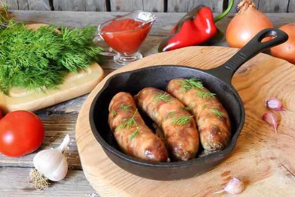 Kiełbaski z grilla mięso na patelni — Zdjęcie stockowe