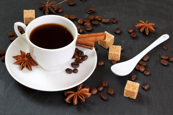 Svart kaffe med kanel, anis och rörsocker — Stockfoto