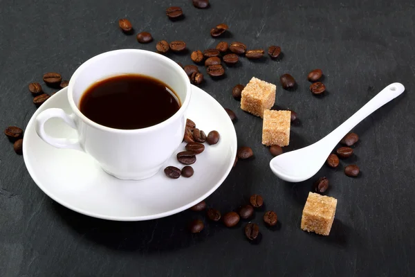 Secangkir kopi dengan gula tebu — Stok Foto