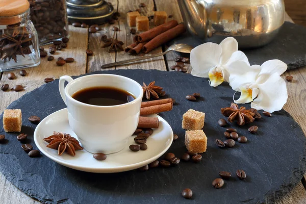 Czarna kawa z cynamonu, anyżu i cukru trzcinowego — Zdjęcie stockowe